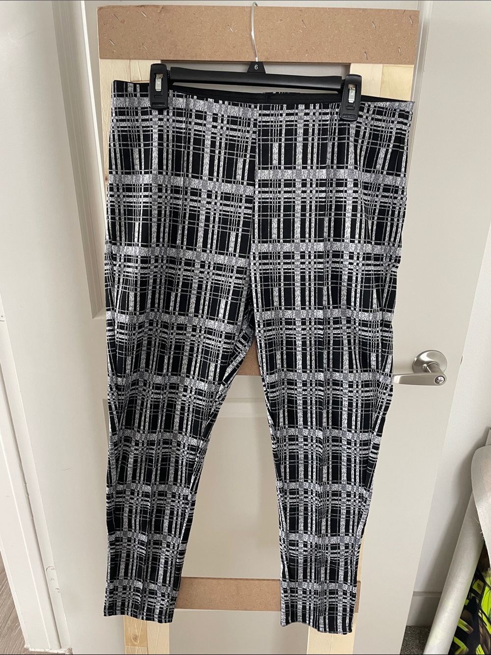 Women's Black & White Plaid Cropped Ankle Pants